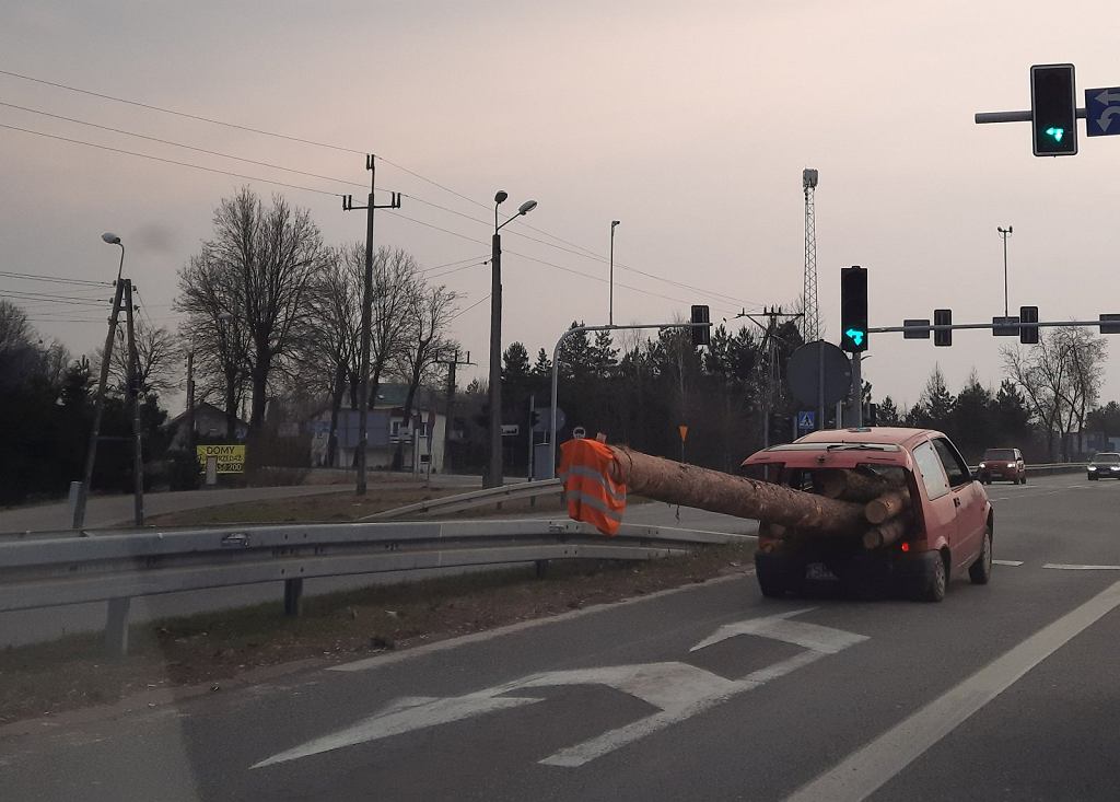 Маленький ФИАТ возит бревна в Польше