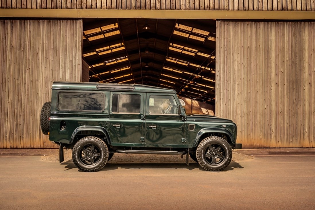 Британец купил 200 автомобилей Land Rover Defender в 2015 году до того, как они были сняты с производства, поставил их на хранение и теперь продает по заоблачным ценам