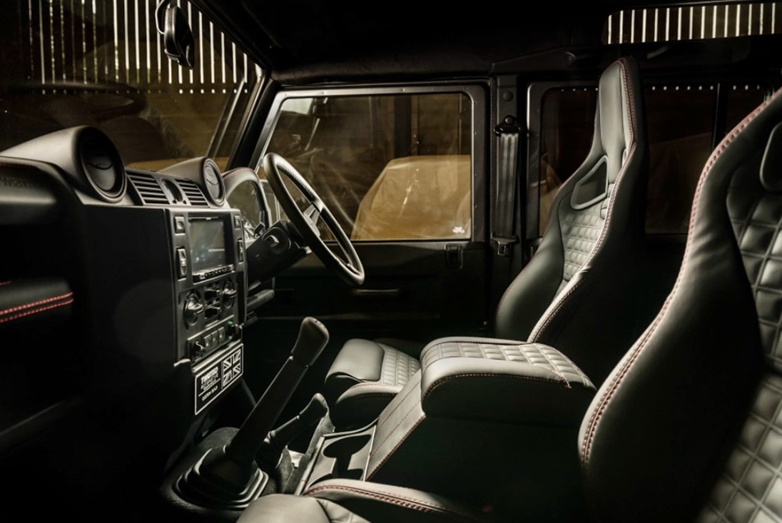 Британец купил 200 автомобилей Land Rover Defender в 2015 году до того, как они были сняты с производства, поставил их на хранение и теперь продает по заоблачным ценам