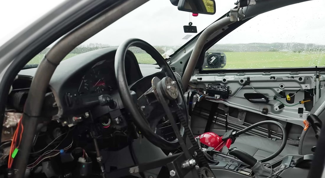 Эксперимент во Франции: как далеко может улететь BMW 5 серии E39, если на него надеть крылья самолета