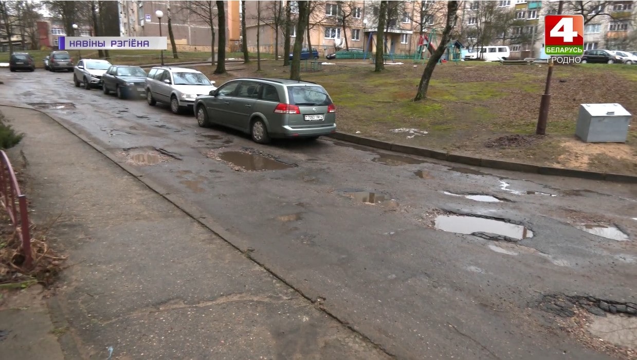 Ямы во дворах на улице Гая в Гродно