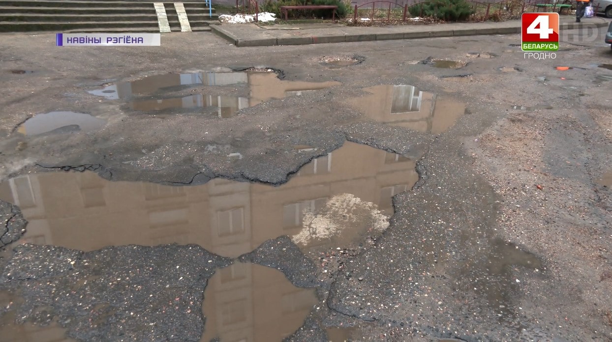 Ямы во дворах на улице Гая в Гродно