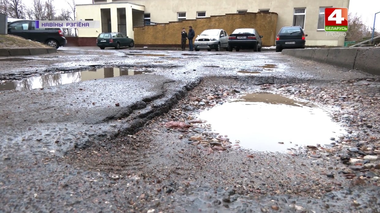 Ямы во дворах на улице Гая в Гродно