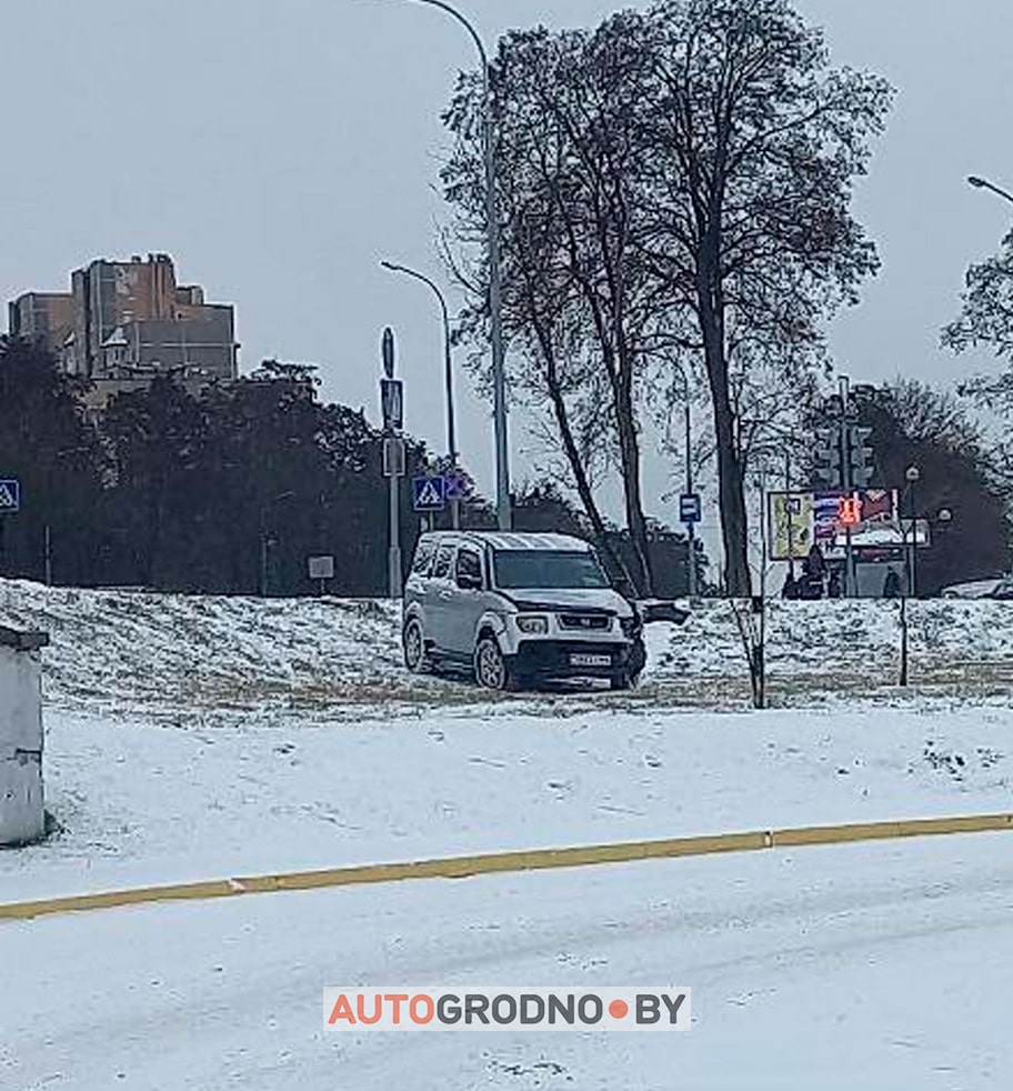 В Гродно разбили редкий лимузин-Lincoln. Виновник ударил по педали и... уехал в кювет