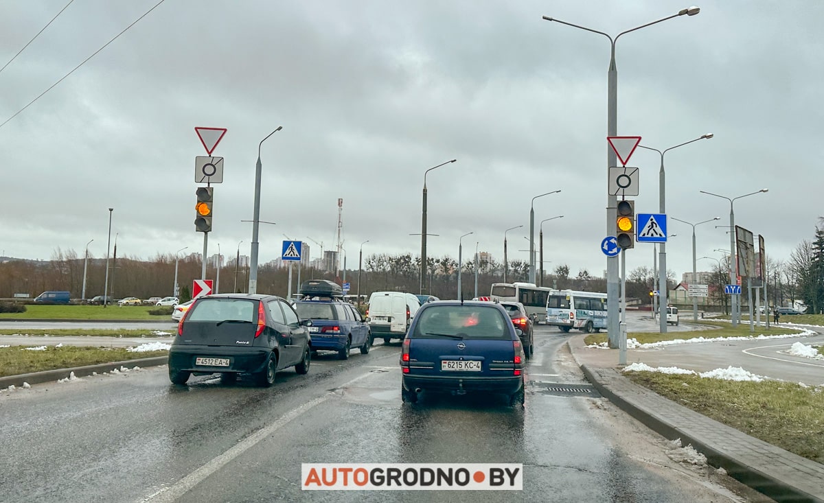 На кольце Тавлая в Гродно включили светофоры