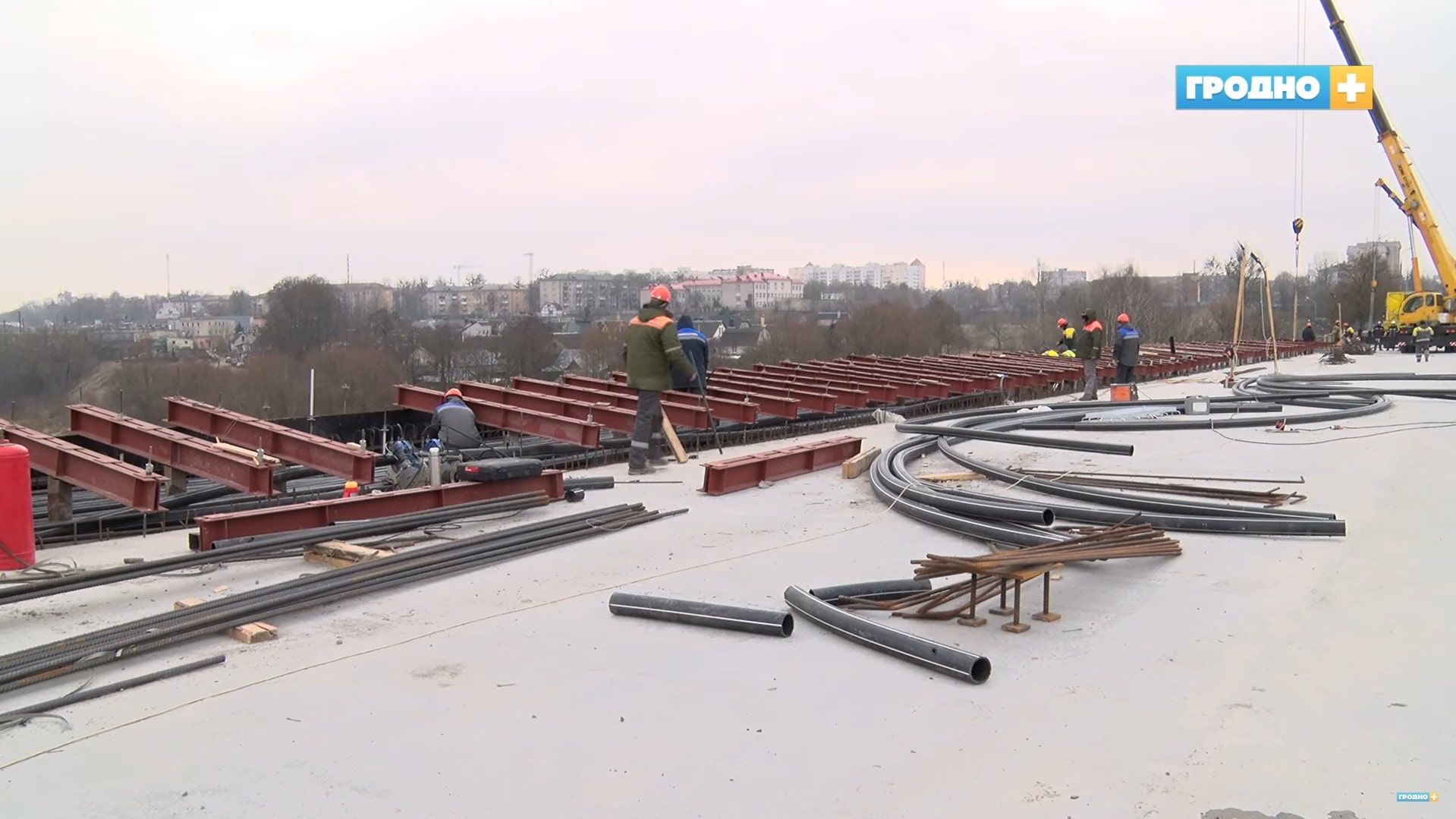 На Поповичском мосту приступили к завершающему этапу выдамкрачивания опор, в самом разгаре работы по устройству тротуаров