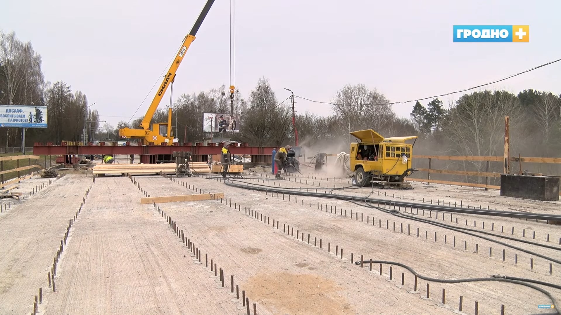 На Поповичском мосту приступили к завершающему этапу выдамкрачивания опор, в самом разгаре работы по устройству тротуаров