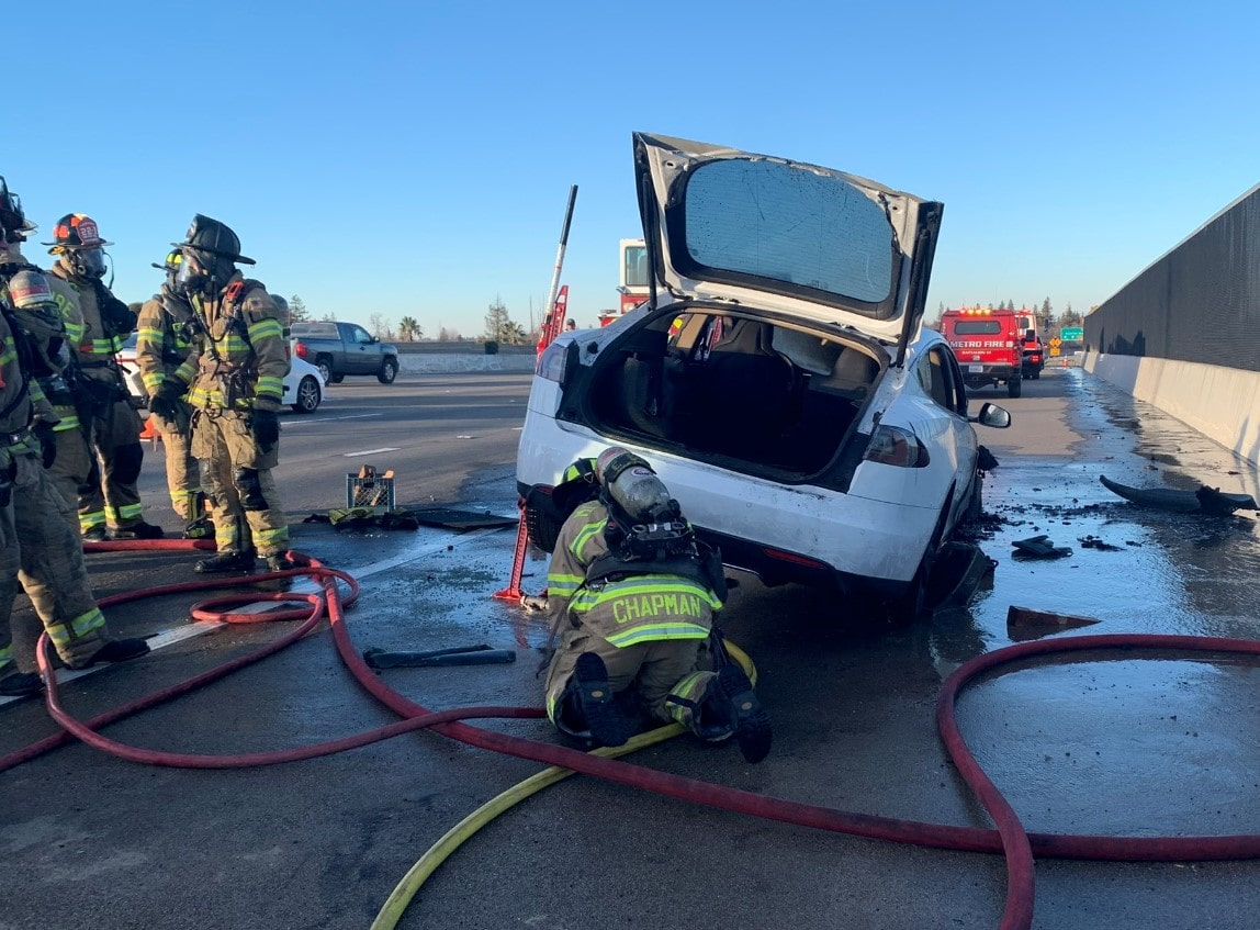Потушить Tesla сложнее, чем частный дом