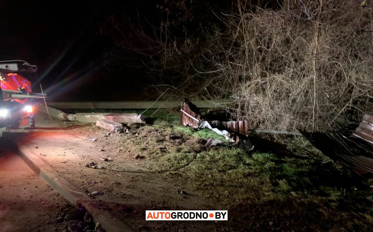 Водитель снес 2 столба, забор и врезался в частный дом в Гродно. Подробности ДТП