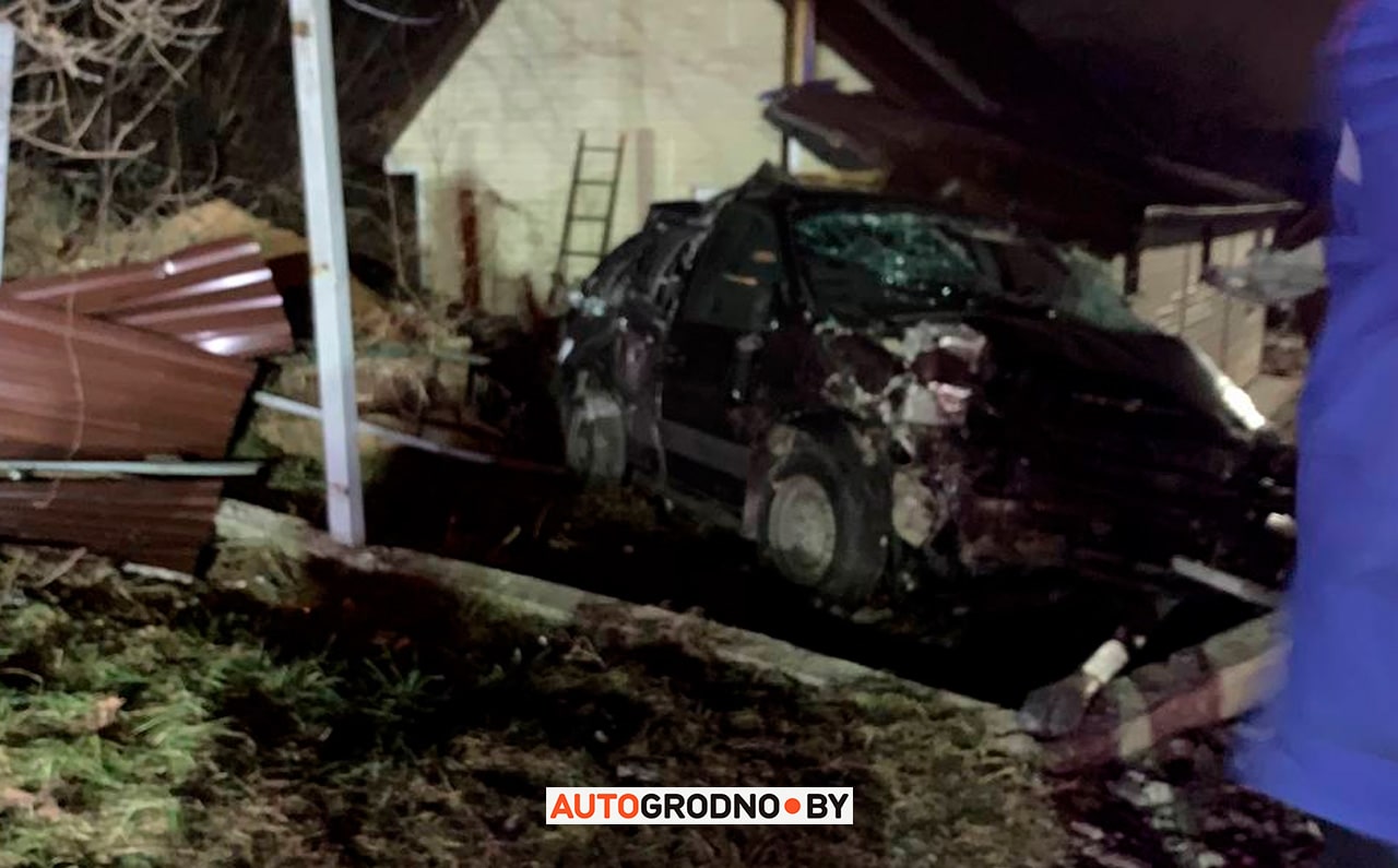 Водитель снес 2 столба, забор и врезался в частный дом в Гродно. Подробности ДТП