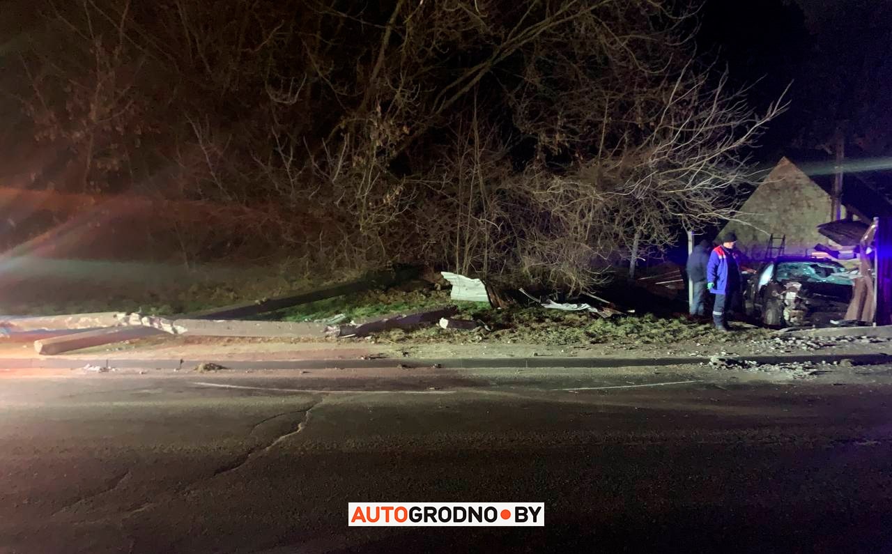Водитель снес 2 столба, забор и врезался в частный дом в Гродно. Подробности ДТП