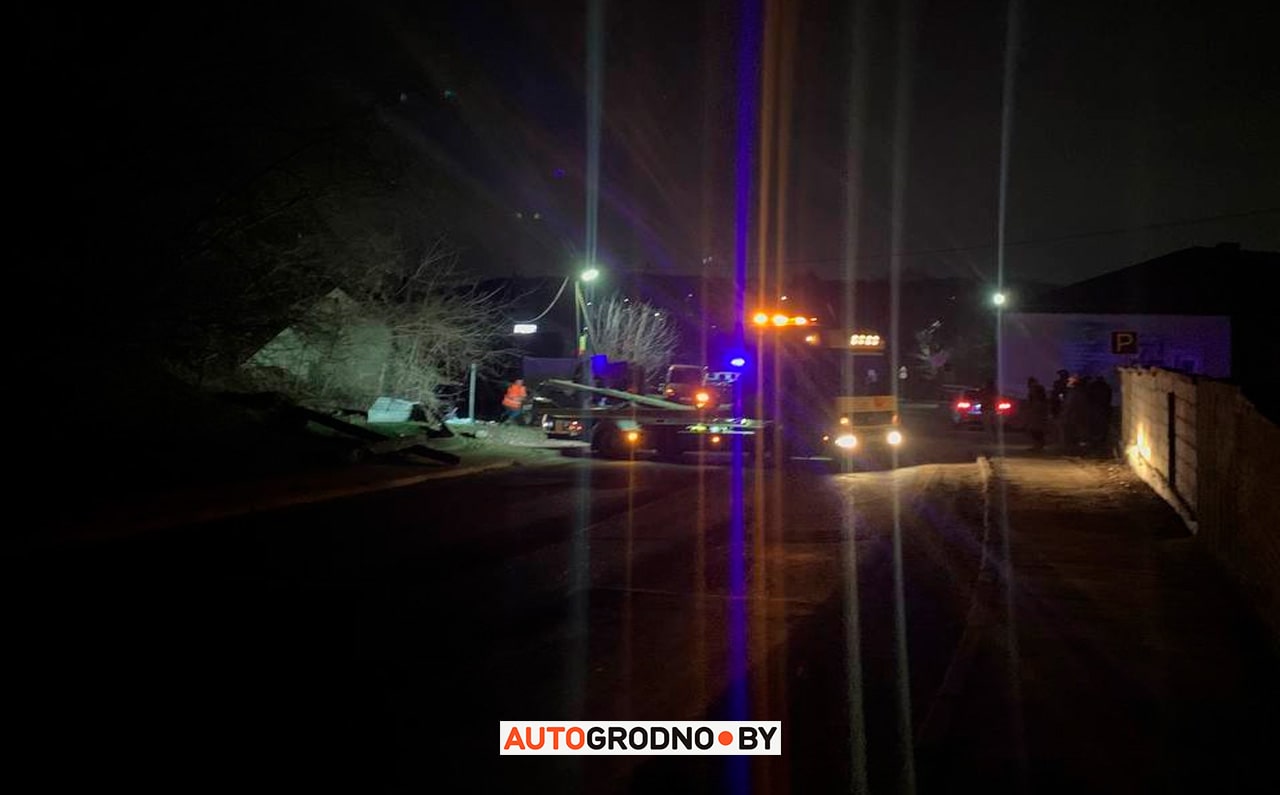 Водитель снес 2 столба, забор и врезался в частный дом в Гродно. Подробности ДТП