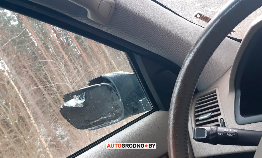 Гродненцы разбили друг другу стекла на узкой дороге между Ольшанкой и Гибуличами. Следом еще одна машина вылетела в кювет
