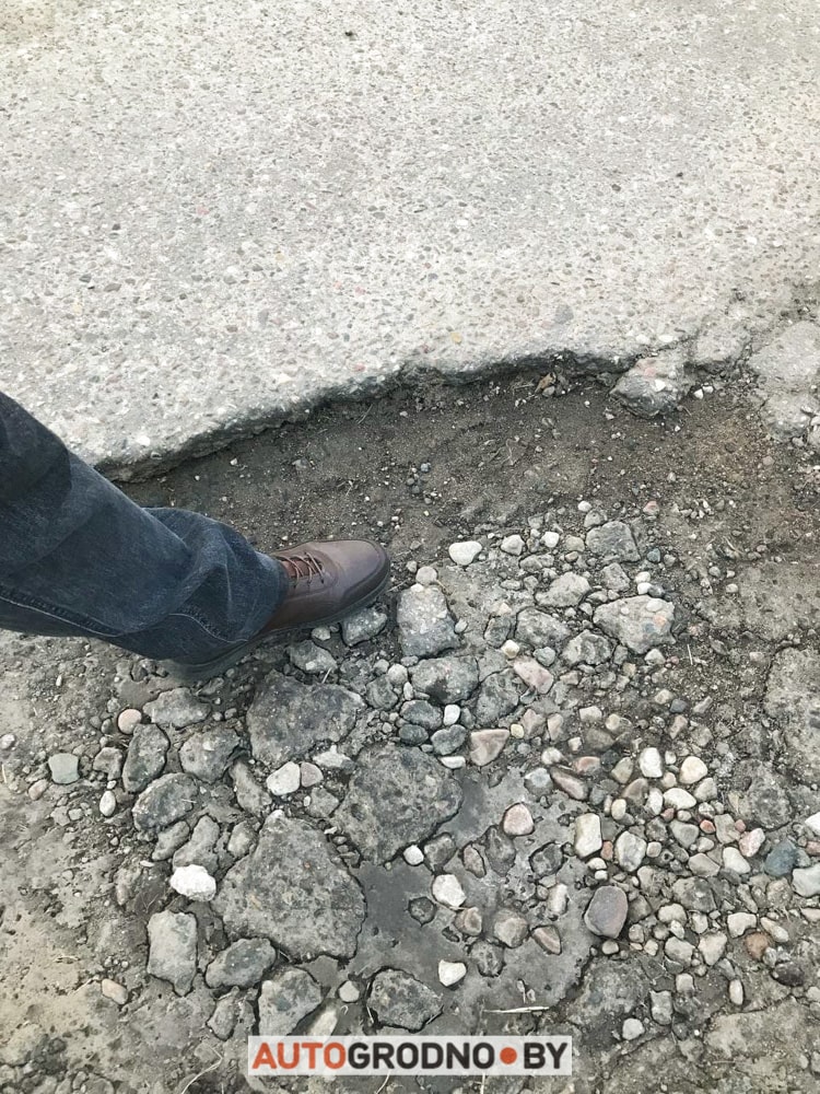 Мужчина подвернул ногу в яме возле своего дома. Просит дорожные службы о помощи