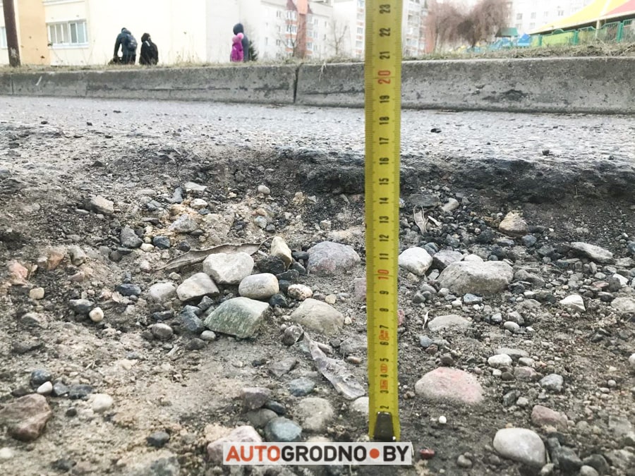 Мужчина подвернул ногу в яме возле своего дома. Просит дорожные службы о помощи