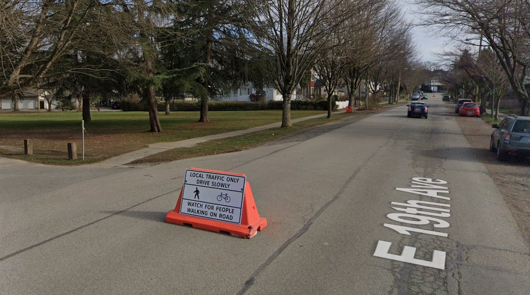 Медленные улицы в Ванкувере и бетонные ограничители для сужения полосы