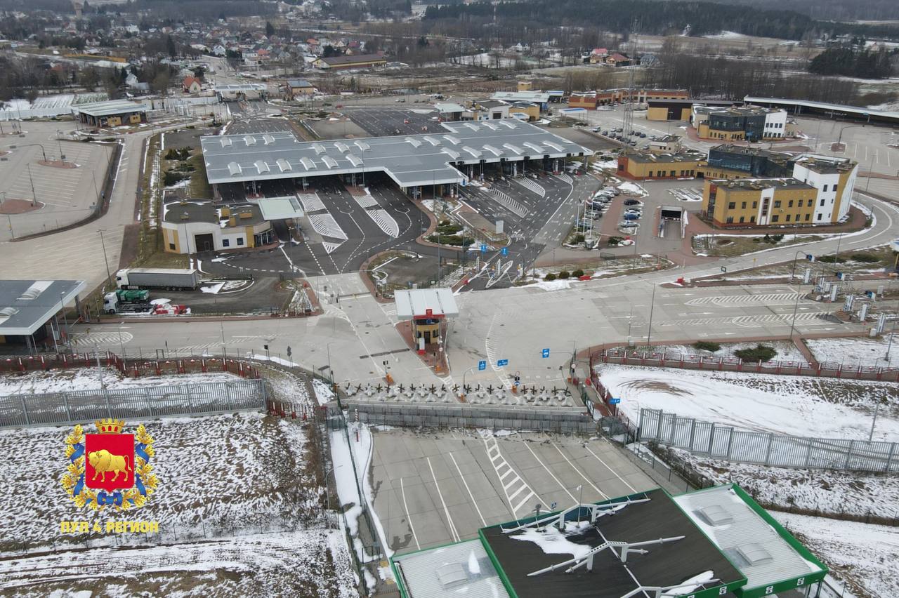 Белорусы подняли дрон и заглянули в польский ПП Кузница – а там противотанковые ежы