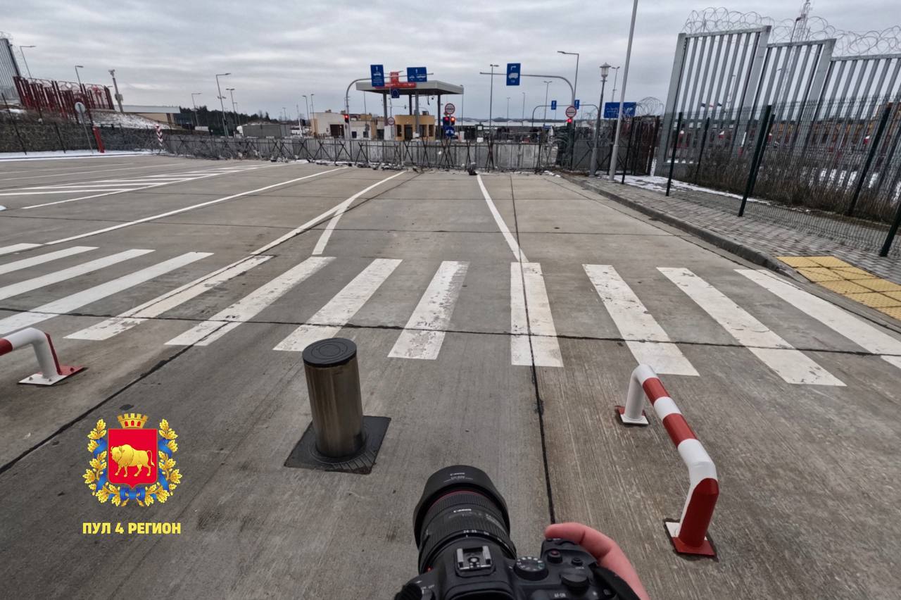 Белорусы подняли дрон и заглянули в польский ПП Кузница – а там противотанковые ежы