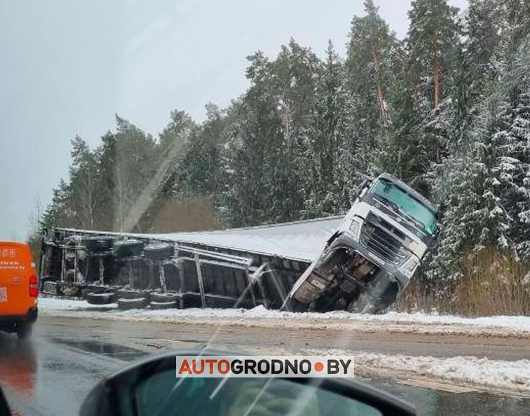 На трассе М6 сложилась фура
