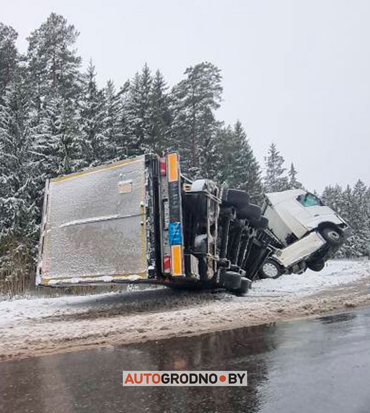 На трассе М6 сложилась фура
