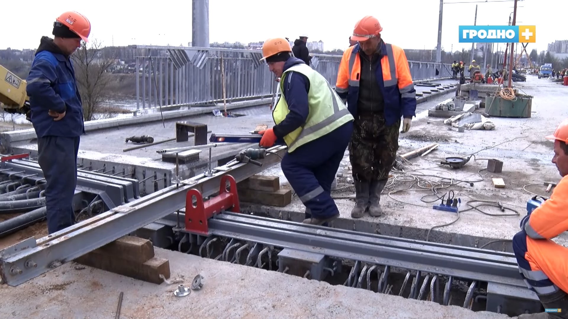 На Новом мосту работает уже 100 человек. 14 апреля проведут испытания