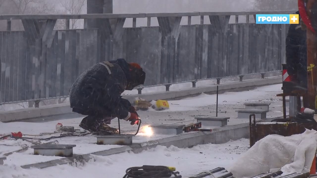 Строители пояснили, когда начнется асфальтирование Нового моста в Гродно