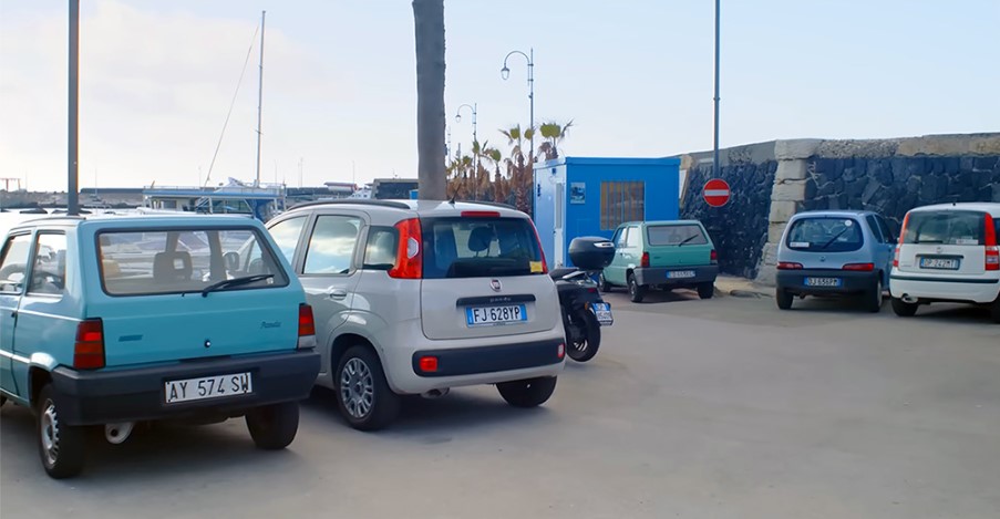 История острова в Италии, на котором зарегистрировано больше автомобилей Fiat Panda, чем жителей