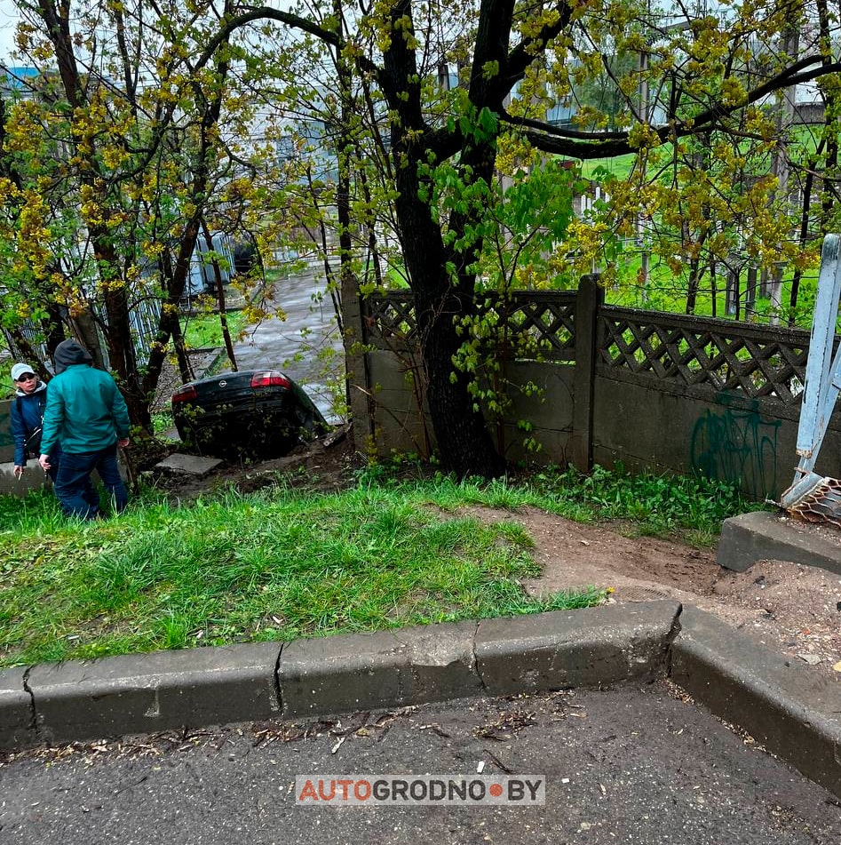 Автомобиль скатился в кювет возле ТЦ Корона на Купалы