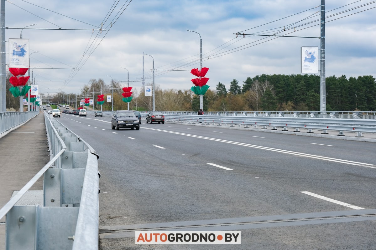 По Новому мосту в Гродно поехали первые автомобили. Репортаж при свете дня