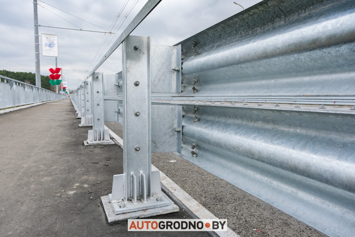 По Новому мосту в Гродно поехали первые автомобили. Репортаж при свете дня