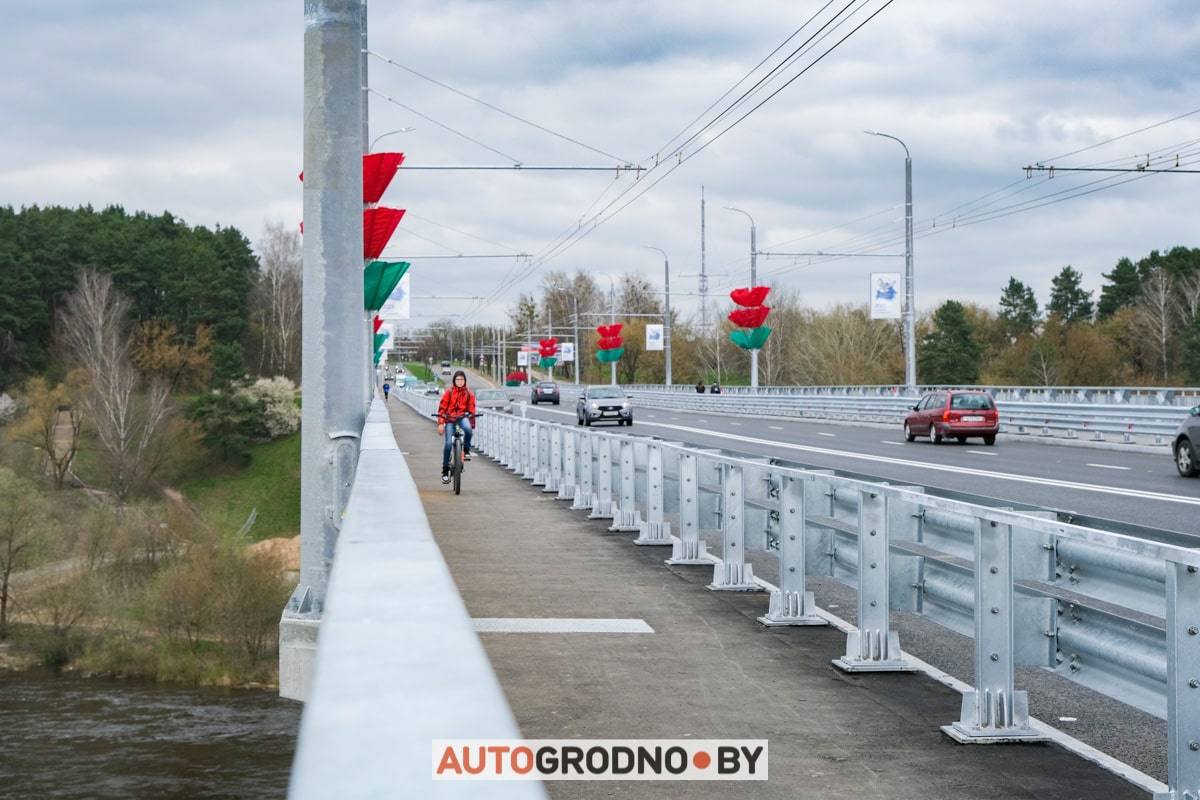 По Новому мосту в Гродно поехали первые автомобили. Репортаж при свете дня