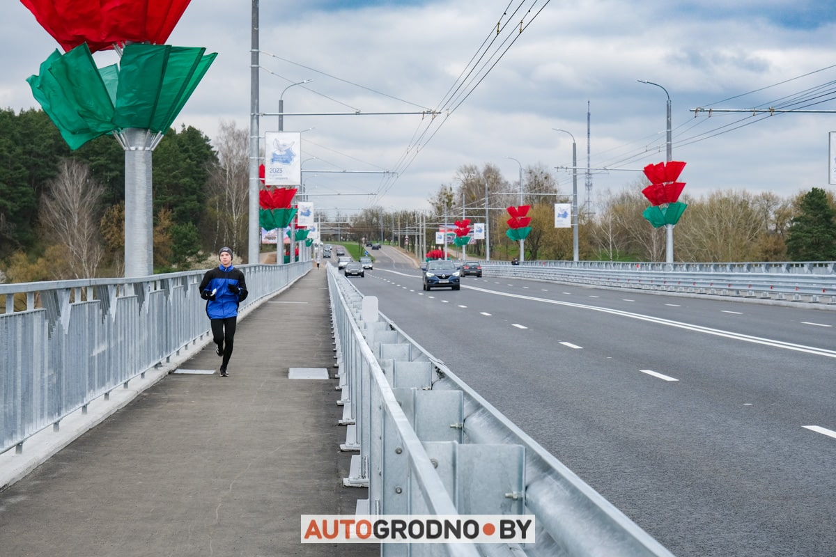 По Новому мосту в Гродно поехали первые автомобили. Репортаж при свете дня