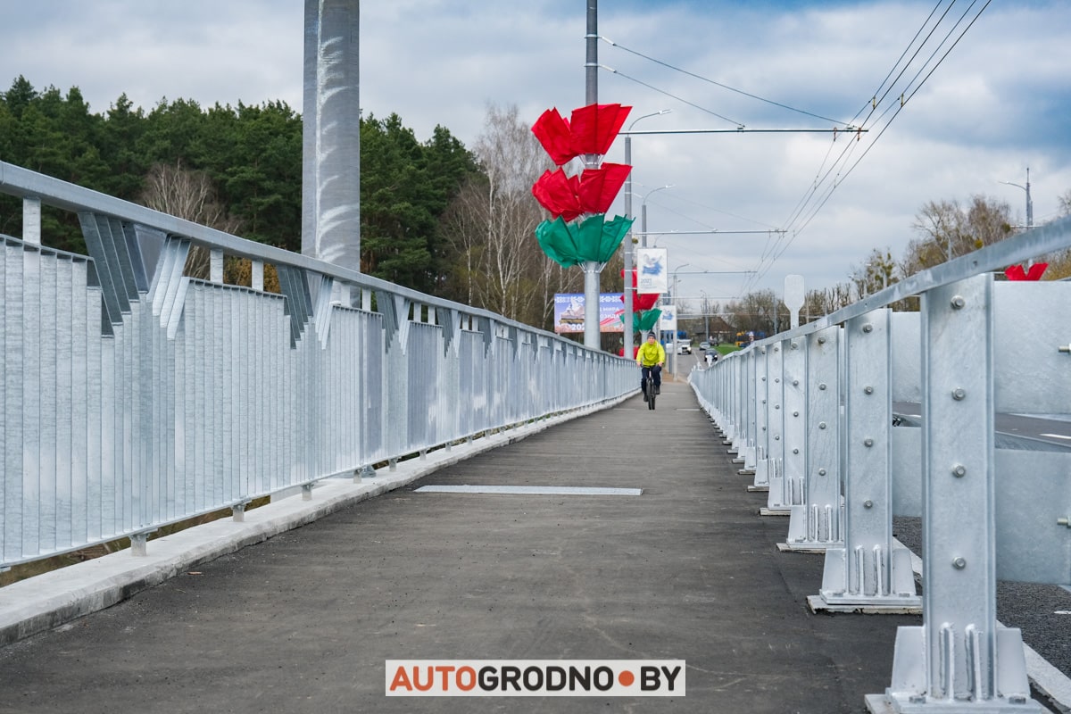 По Новому мосту в Гродно поехали первые автомобили. Репортаж при свете дня