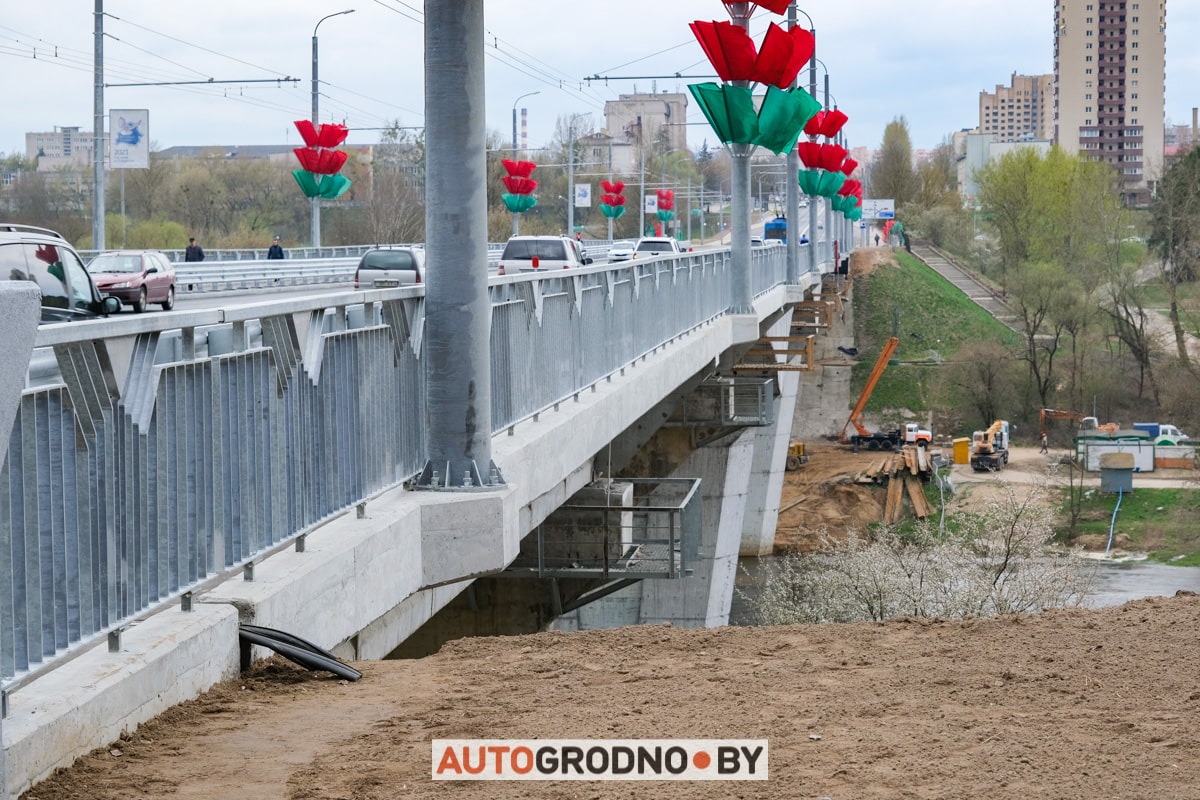 По Новому мосту в Гродно поехали первые автомобили. Репортаж при свете дня