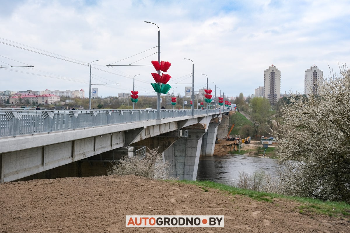 По Новому мосту в Гродно поехали первые автомобили. Репортаж при свете дня