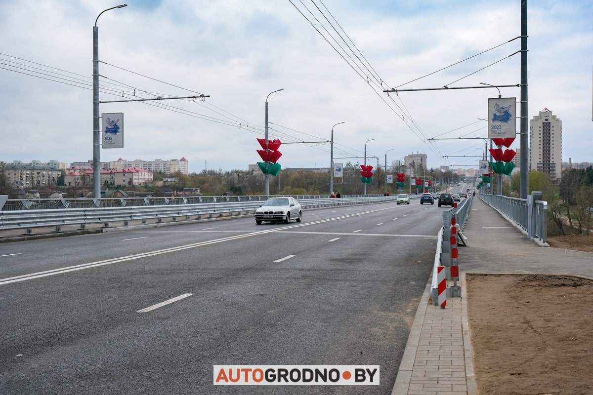 По Новому мосту в Гродно поехали первые автомобили. Репортаж при свете дня