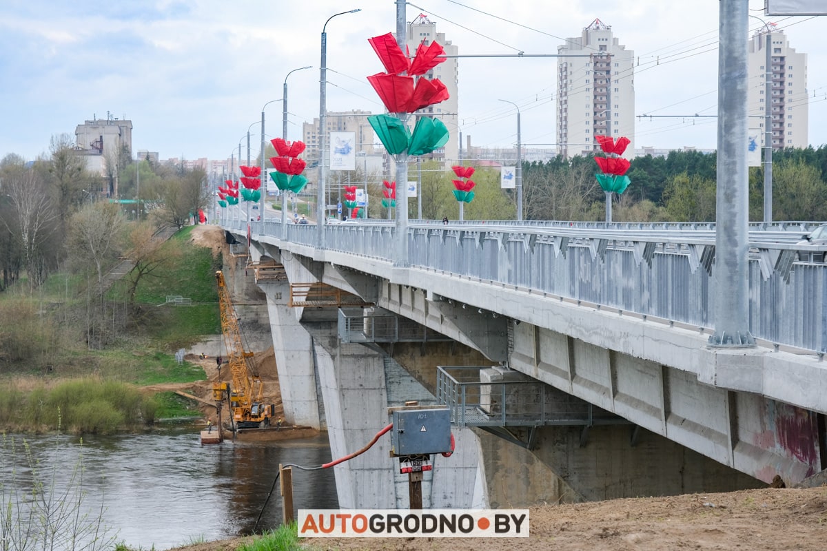 По Новому мосту в Гродно поехали первые автомобили. Репортаж при свете дня