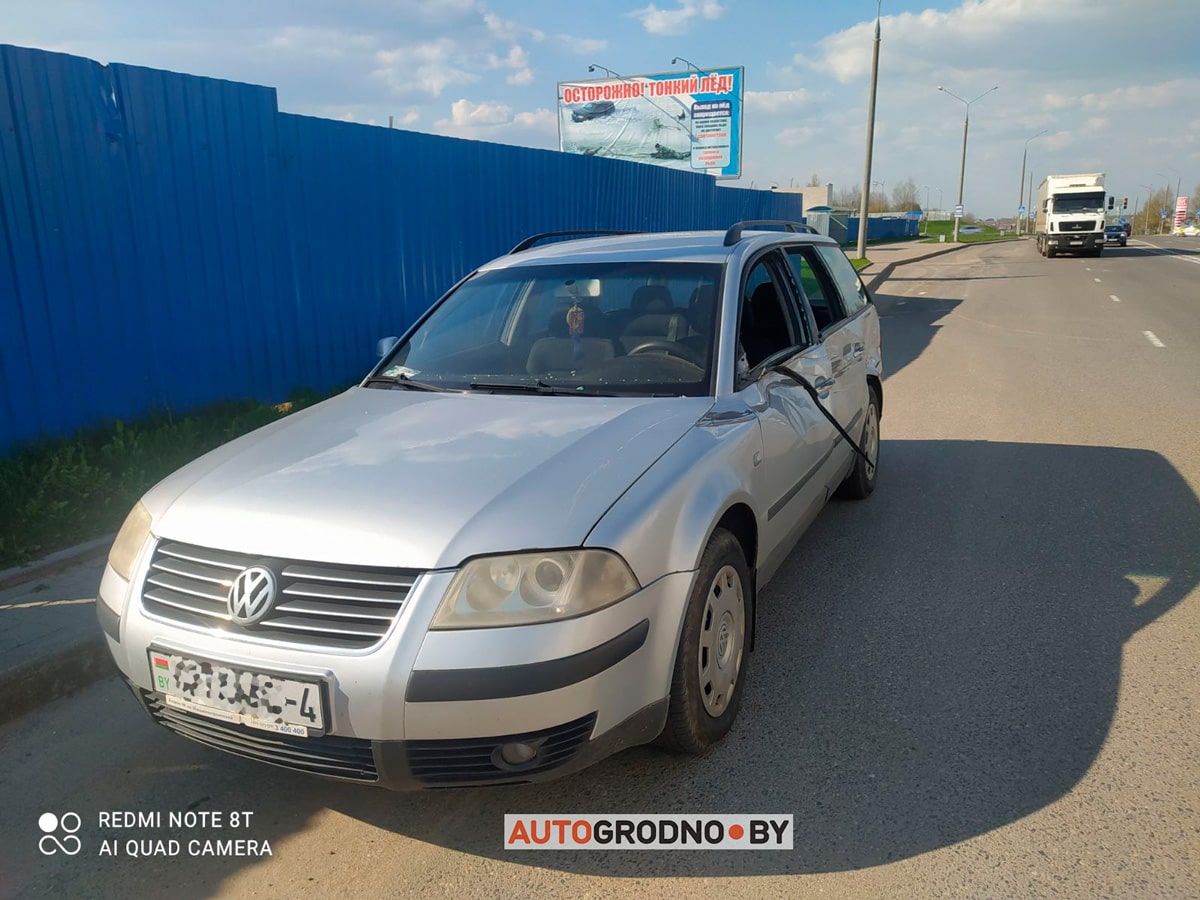 Кто-то раскурочил легковушку на Девятовке и скрылся - VW Passat