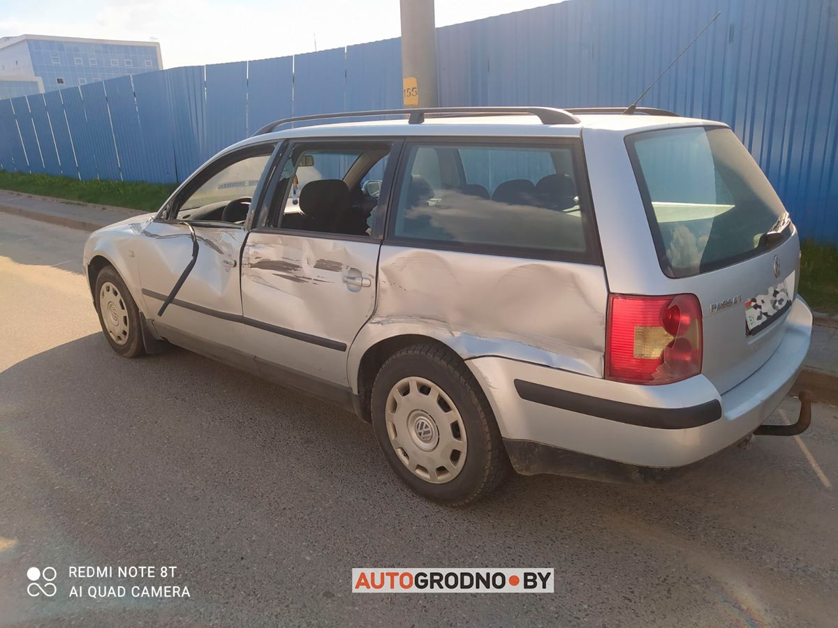 Кто-то раскурочил легковушку на Девятовке и скрылся - VW Passat