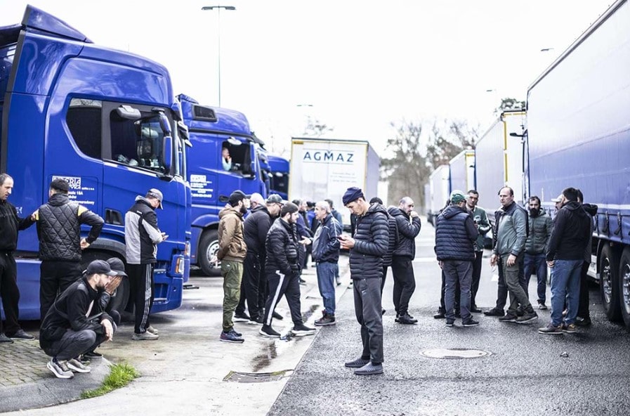 Водители грузовиков польской компании объявили забастовку на стоянке в Германии, а их начальник прислал из Польши броневик, чтобы их разогнать
