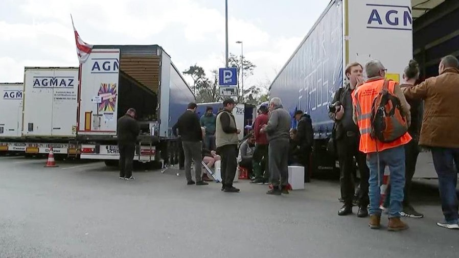 Водители грузовиков польской компании объявили забастовку на стоянке в Германии, а их начальник прислал из Польши броневик, чтобы их разогнать