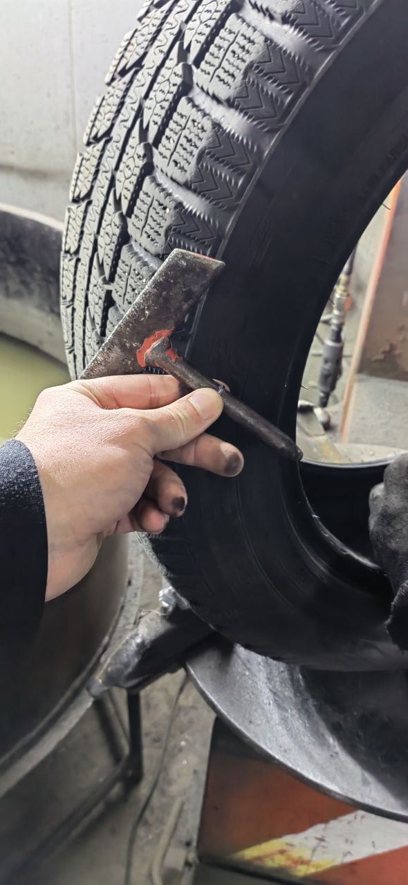 Посмотрите, какую штуку словил колесом водитель на дороге в Гродно