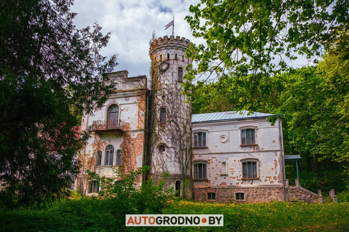 Усадьба Сегеней и разрушенная церковь