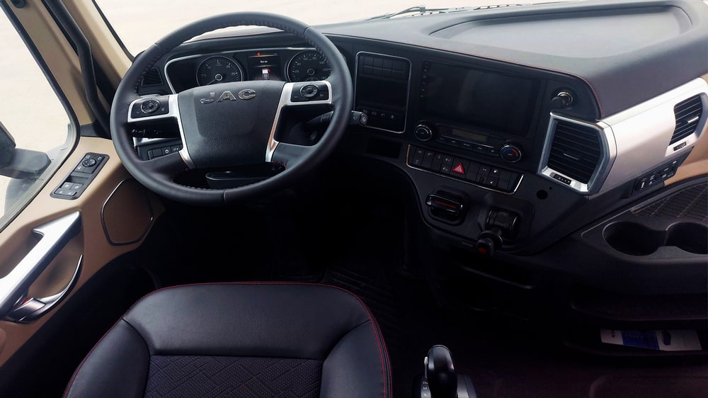 Из Китая в Беларусь своим ходом: в Минск прибыл седельный тягач JAC K7