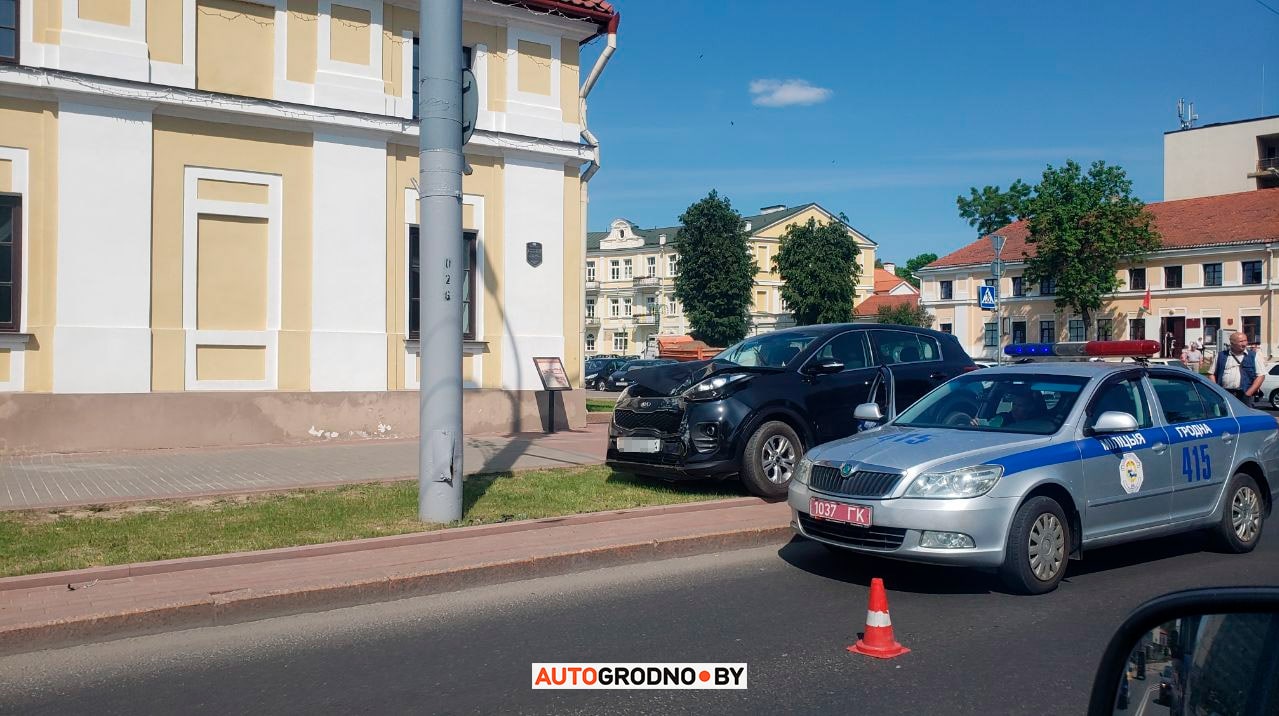 Аварийное утро в Гродно: после ударов машины оказались на газонах