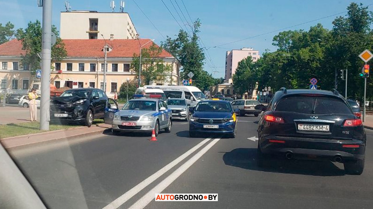 Аварийное утро в Гродно: после ударов машины оказались на газонах