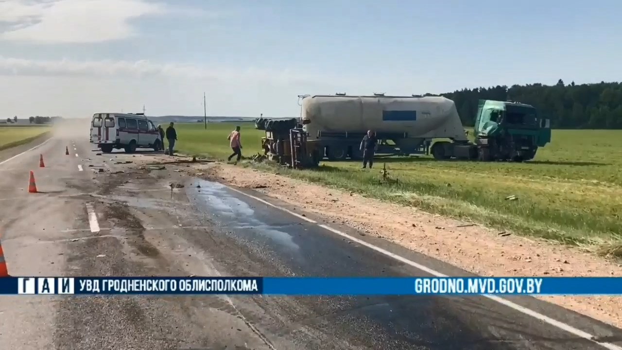 ЧП на загородной дороге вблизи Гродно: бензовоз столкнулся с попутным погрузчиком