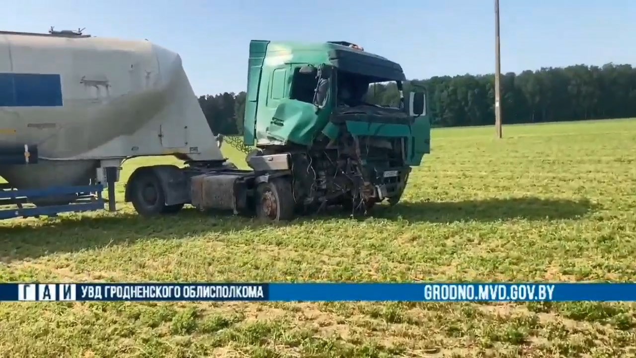 ЧП на загородной дороге вблизи Гродно: бензовоз столкнулся с попутным погрузчиком
