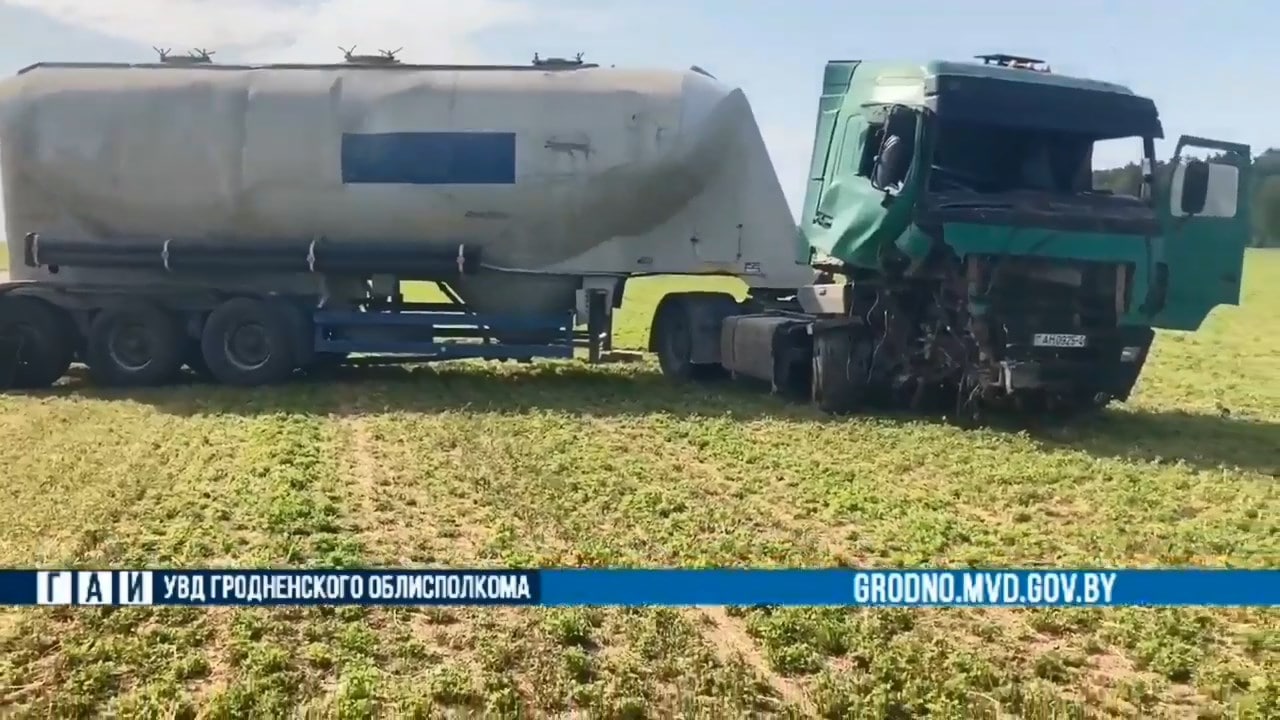 ЧП на загородной дороге вблизи Гродно: бензовоз столкнулся с попутным погрузчиком