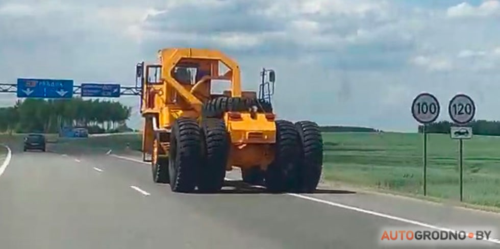 Белаз на трассе М6 Минск - Гродно